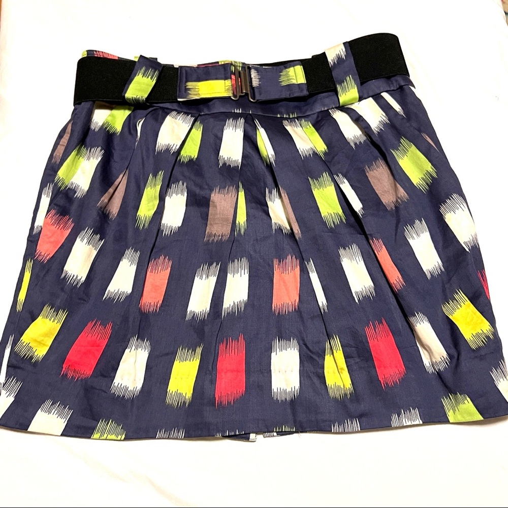 3/$20 🎉 BCBGeneration mini skirt w/ retro pattern, size 4
